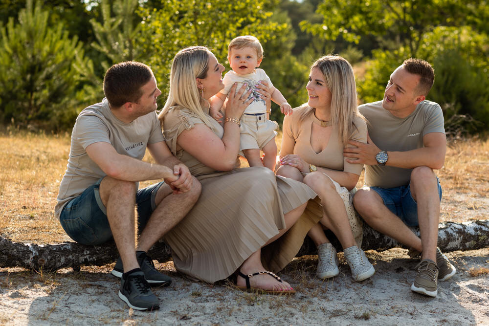 familiefoto op heide spontaan