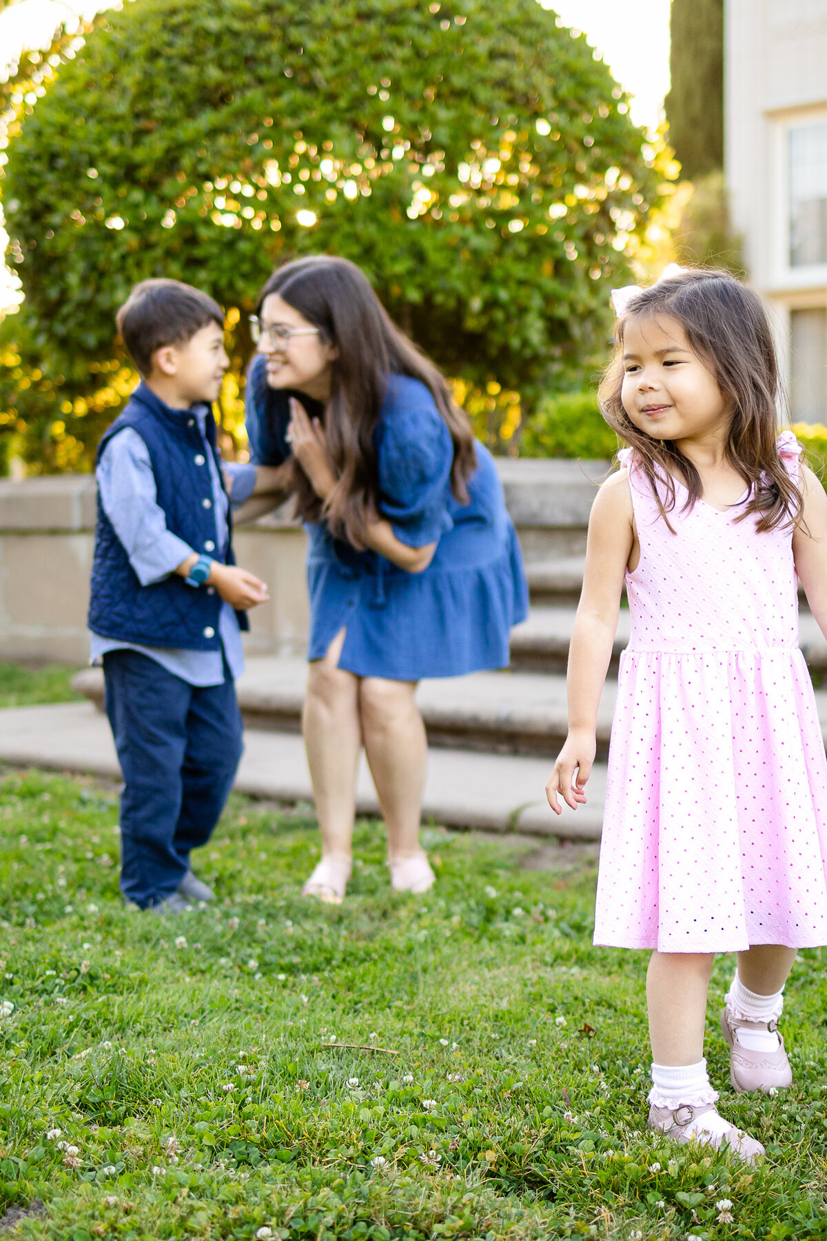 Joyful mother and two kids playing during a golden hour session – Ellobelle Photography, San Francisco Peninsula family photographer kohl mansion Burlingame