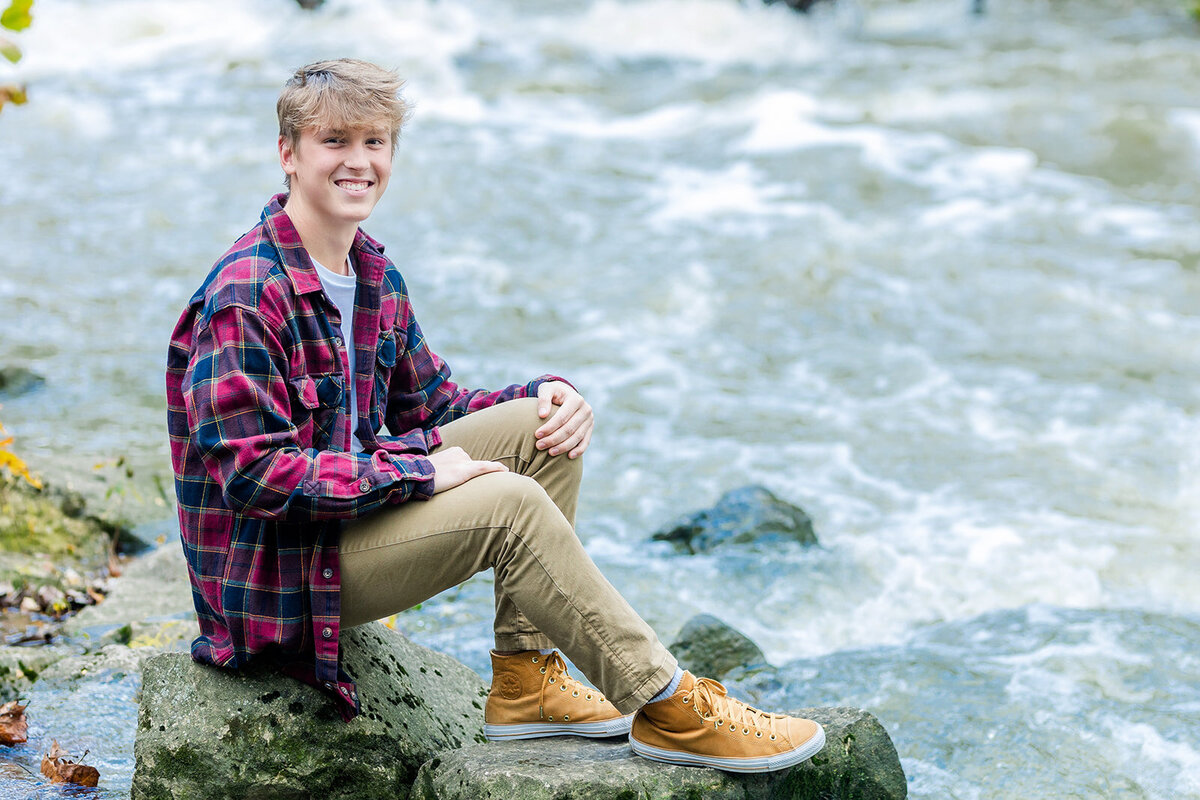 Casual senior photoshoot in Columbus, Ohio, featuring relaxed poses and natural expressions.