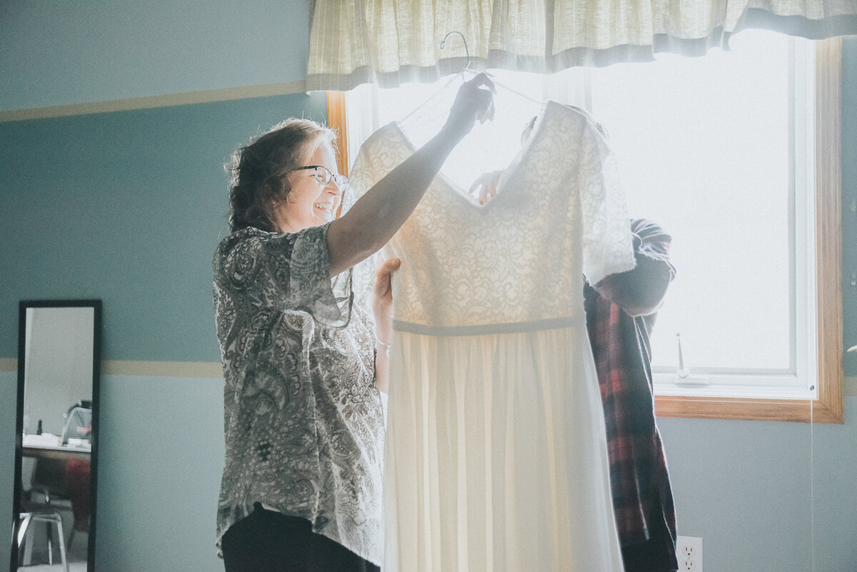 wedding getting ready | Iowa wedding photographer | Iowa Photographer | Playlife | Cedar Rapids | Iowa City | Kalona | Alaynna Ann Schwartz-14
