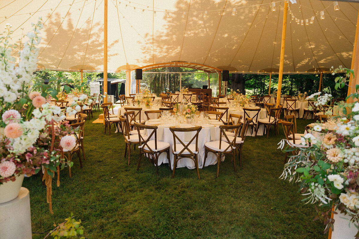 Tented-wedding-montreal-centerpiece-flowers