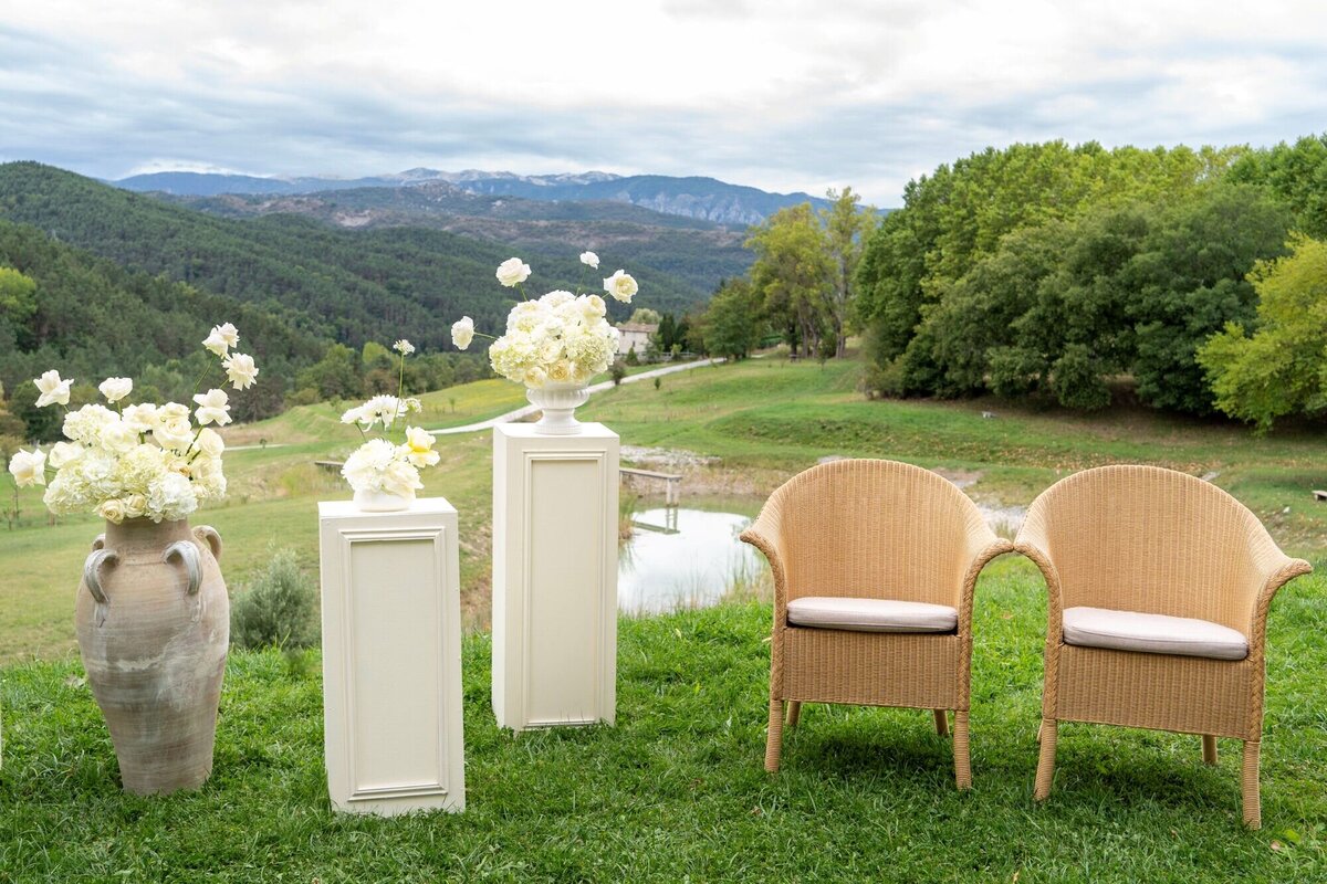 white-floral-for-wedding-ceremony