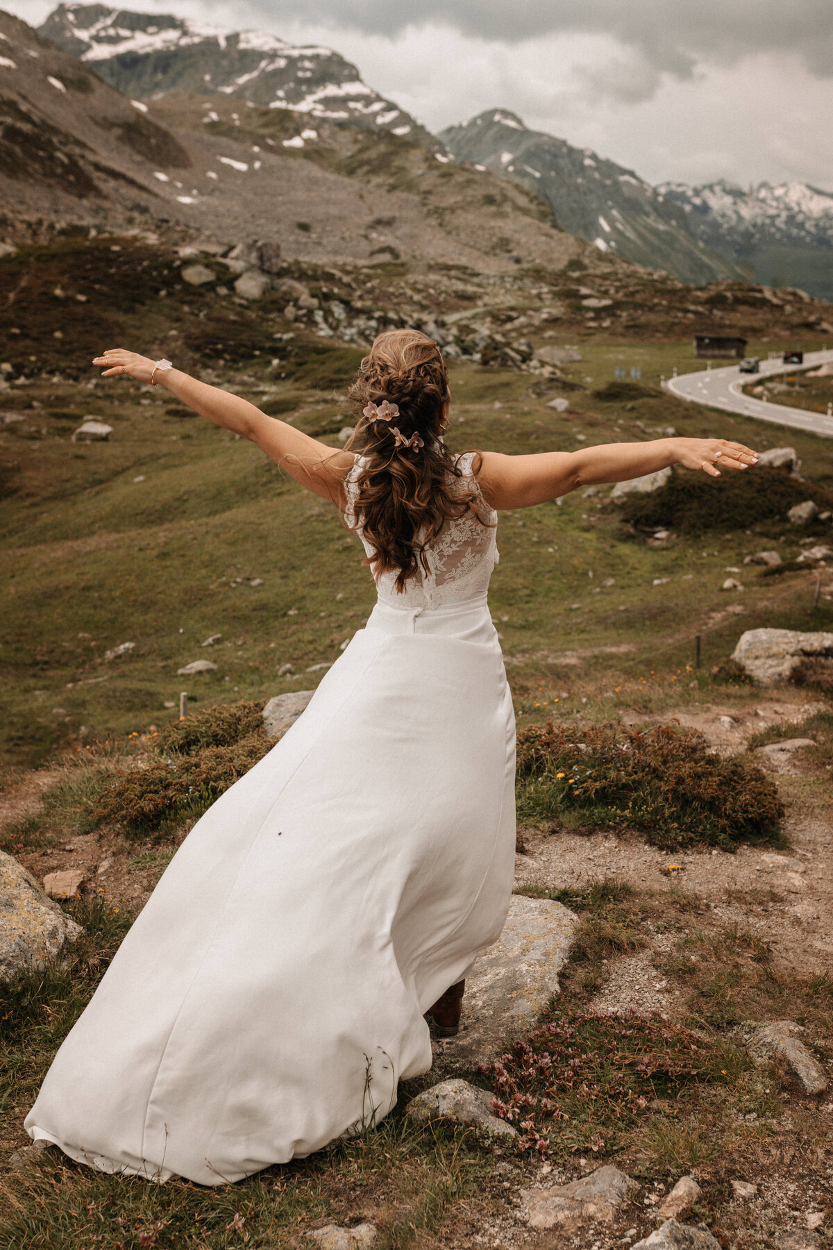 Porträt einer Braut in einem Bergpanorama