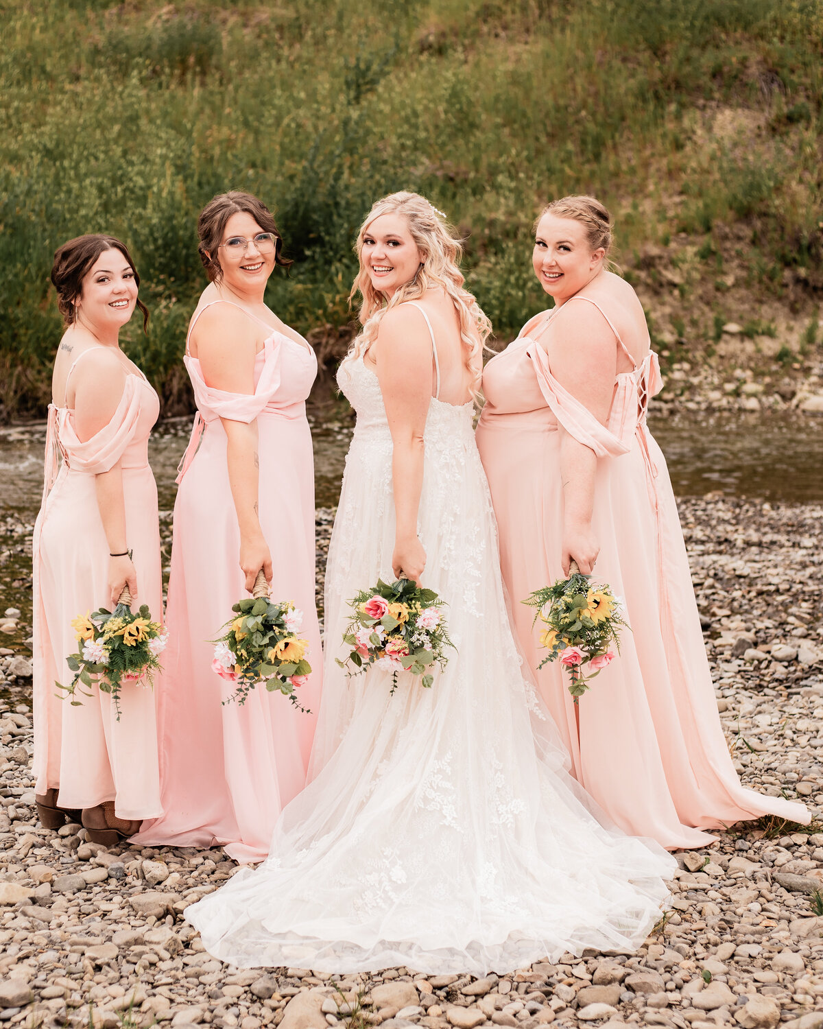 bridal-party-with-bouquets