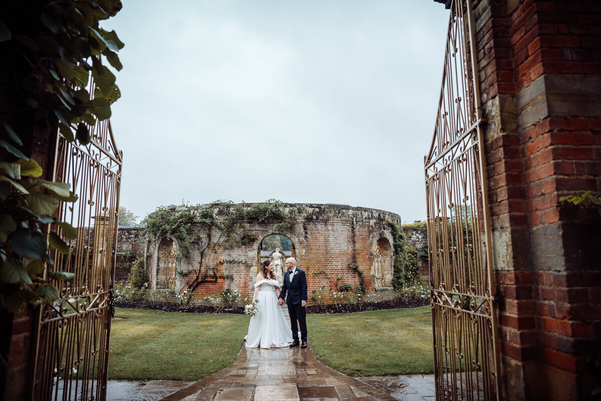 493-S&M-COUPLE-HEVER-CASTLE-TERIVPHOTOGRAPHY