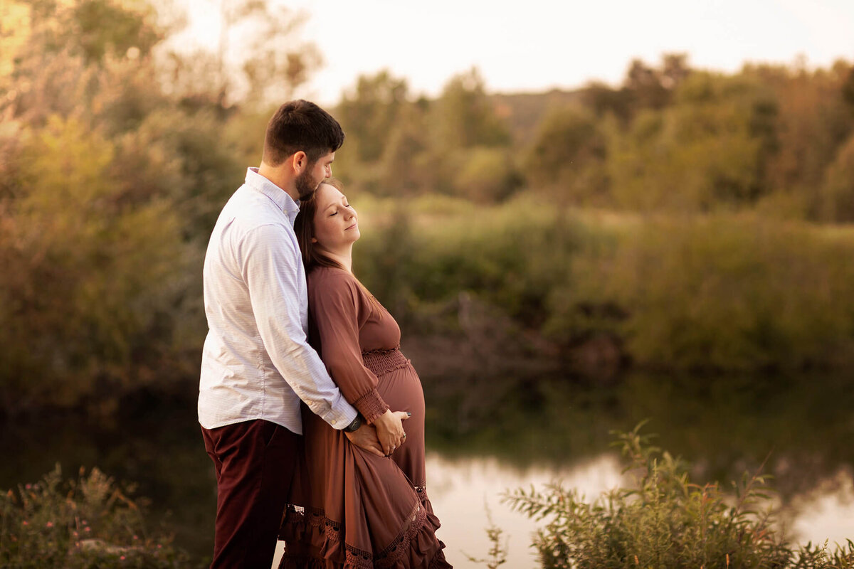 NJ Maternity photos of mom leaning back against her husband