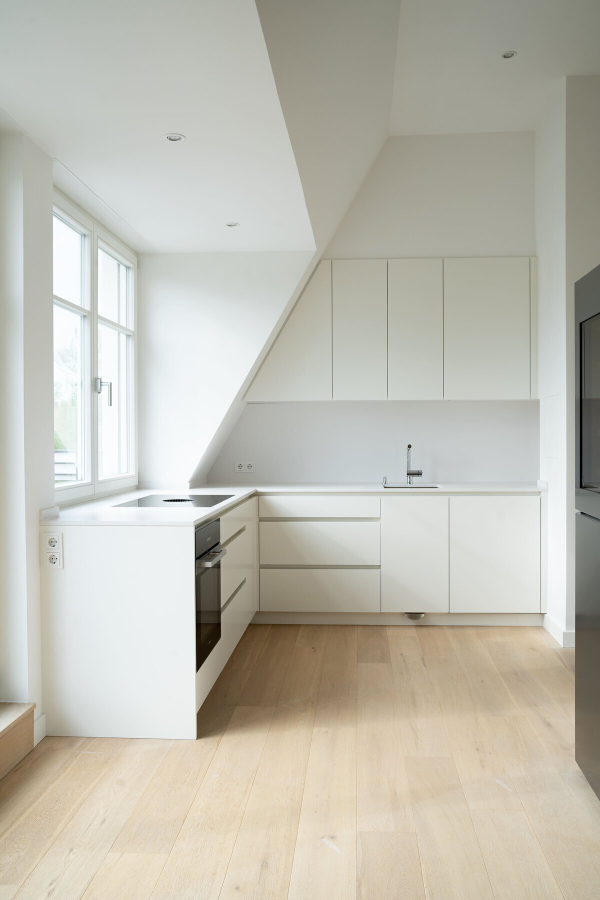 Kueche-modern-weiss-Adam-Innenausbau-05