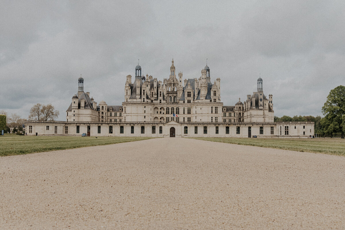 Couple royal et riche elopant au chateau de chambord