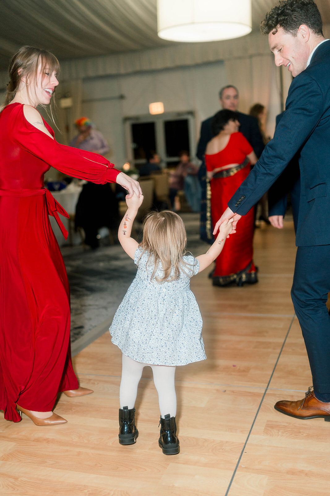 Eliana-Melmed-Photography-Chicago-LosAngeles-Jewish-WeddingPhotography-Dancefloor-00216