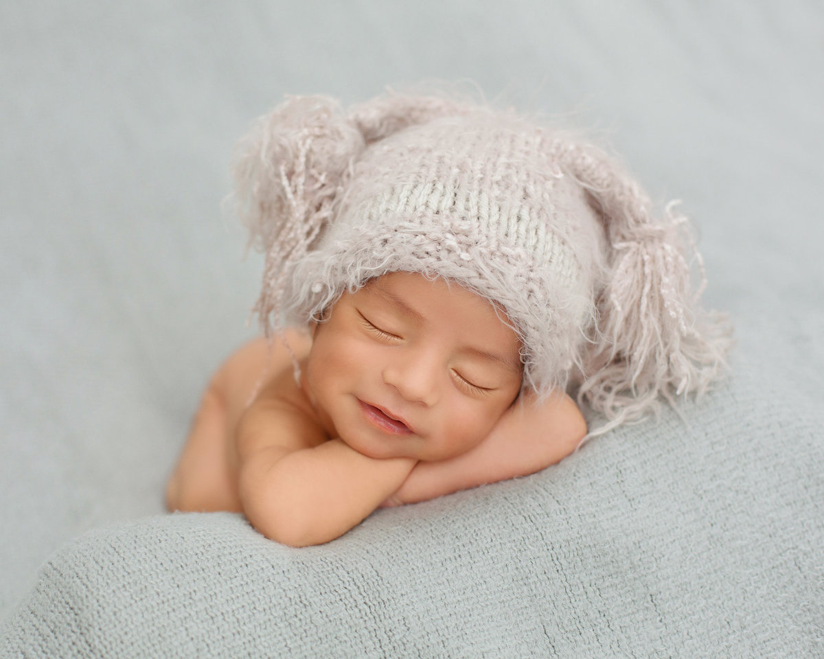 newborns in hats372