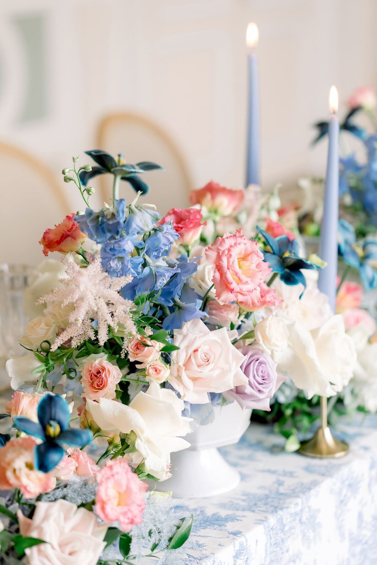 arrangement-floral-mariage-couleurs-bleu-et-rose