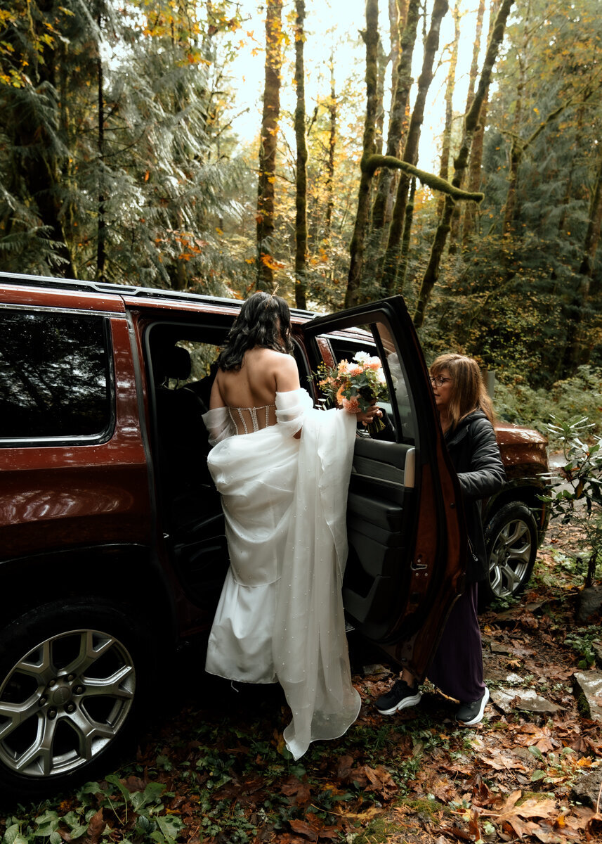 Bride being helped into the car by her mom, ready to drive to her ceremony location in Mount Hood, Oregon