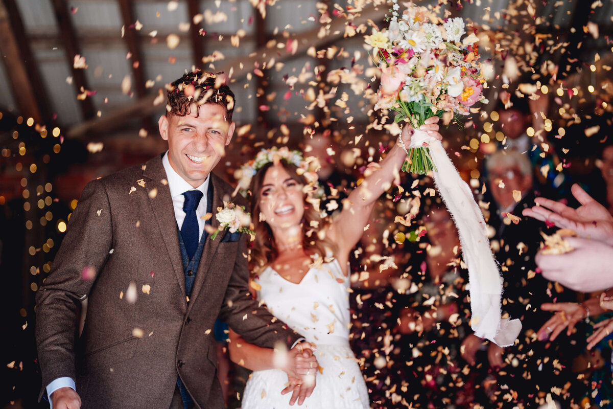 Issy-and-Bella-Floral-Design-Wedding-Florist-Herefordshire-Haybarn-House-J-L21