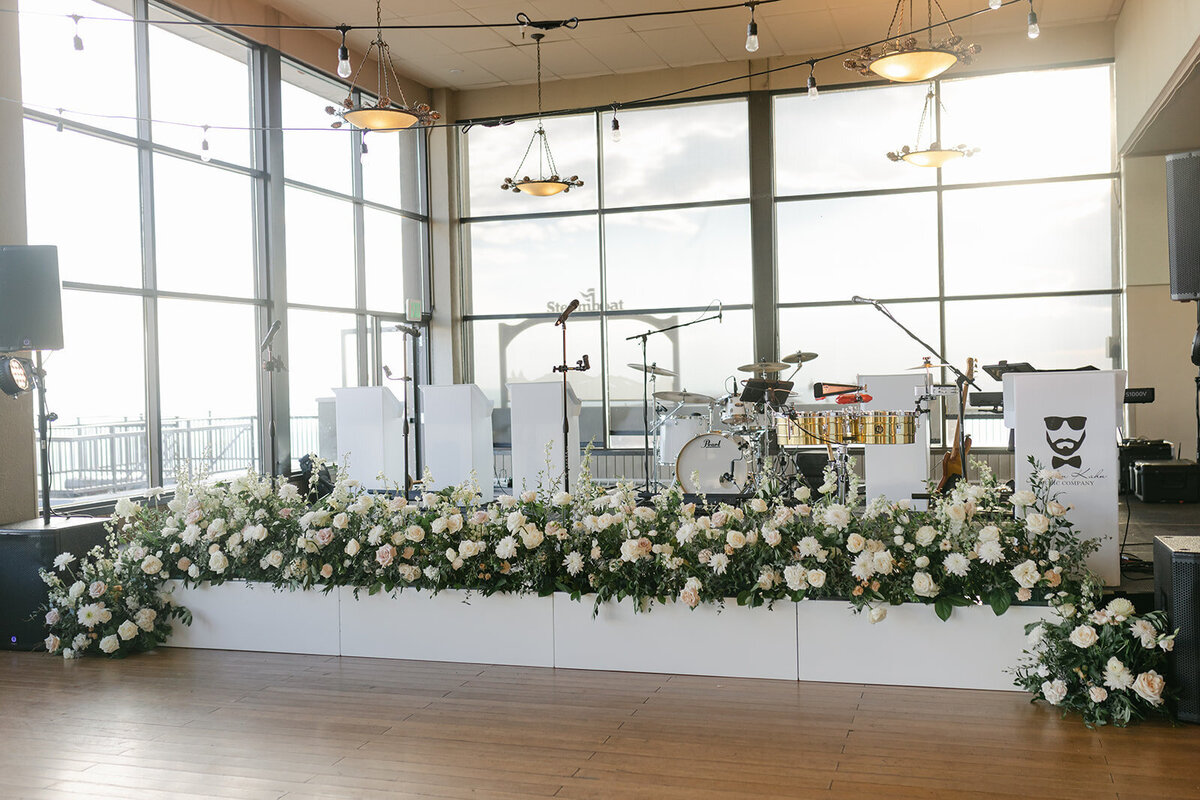 wedding band stage design with white roses