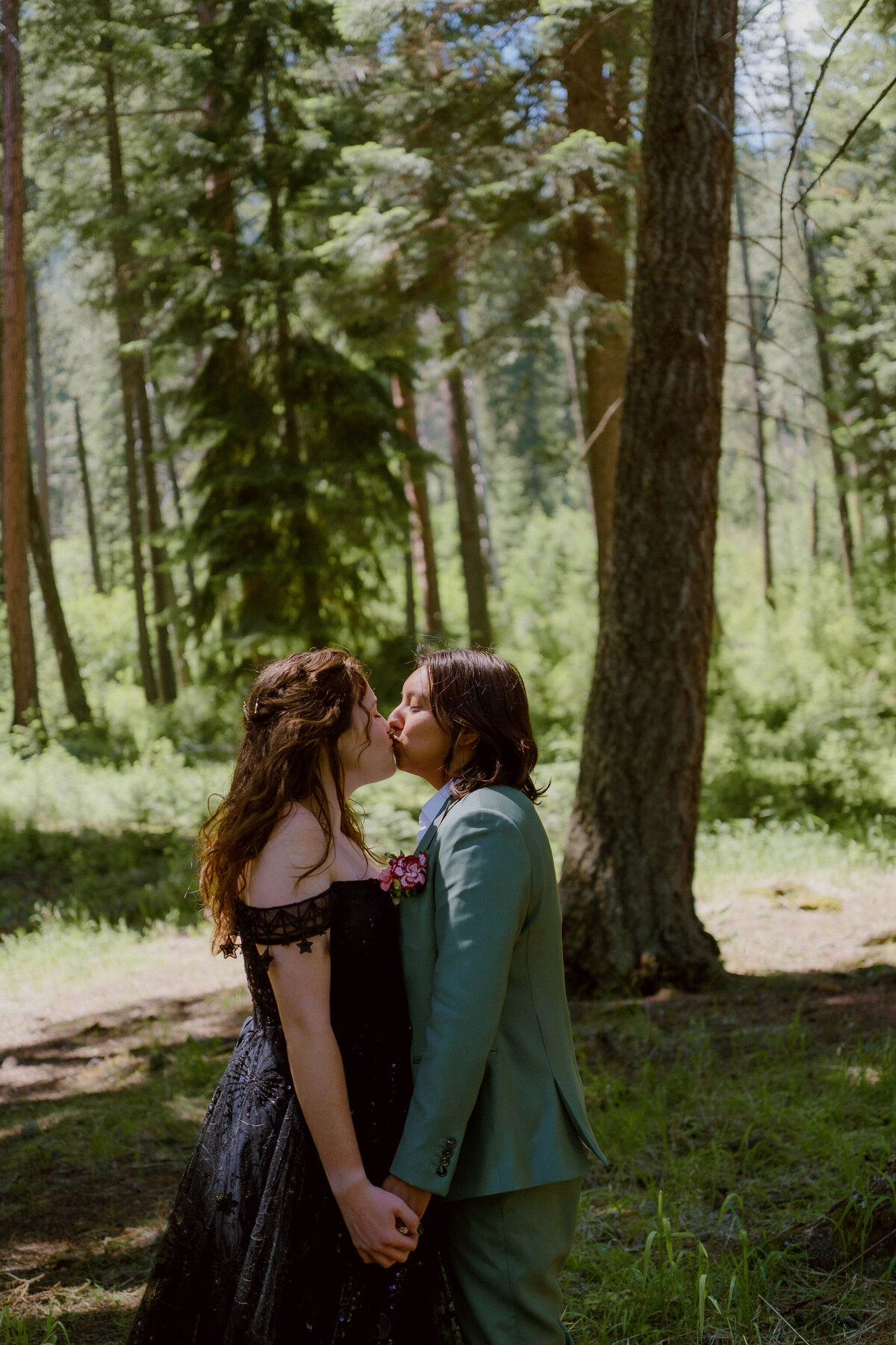 Portraits_Brenda&JanieElopementPhotos_OregonWeddingPhotographer_KuroCreativeHouse-60