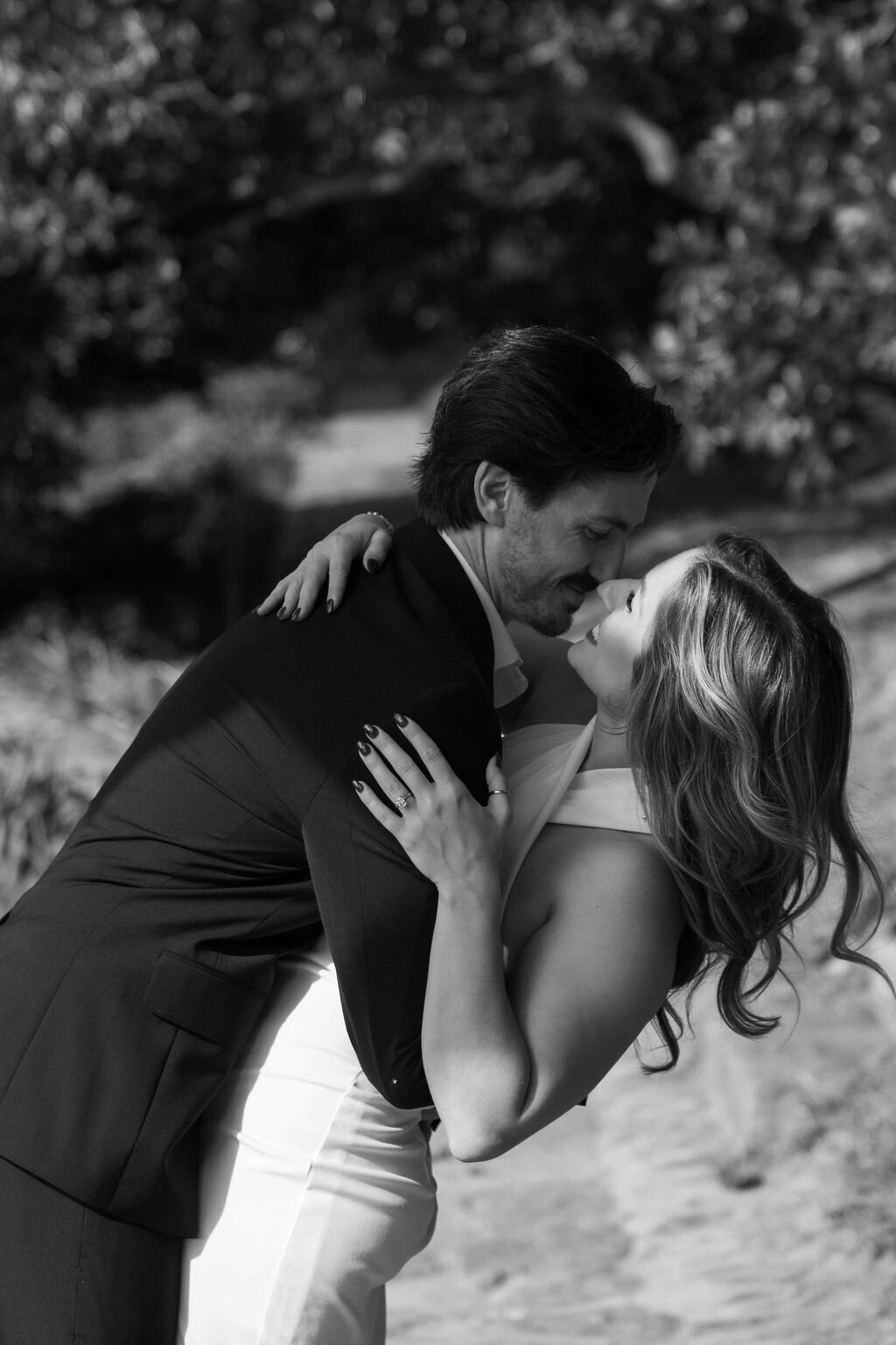 meredith-michel-photography-black-and-white-romantic-engagement-kiss-richmond-va