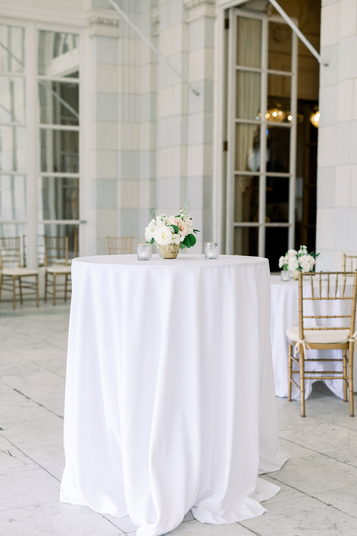 cocktail hor seating at rosecliff mansion