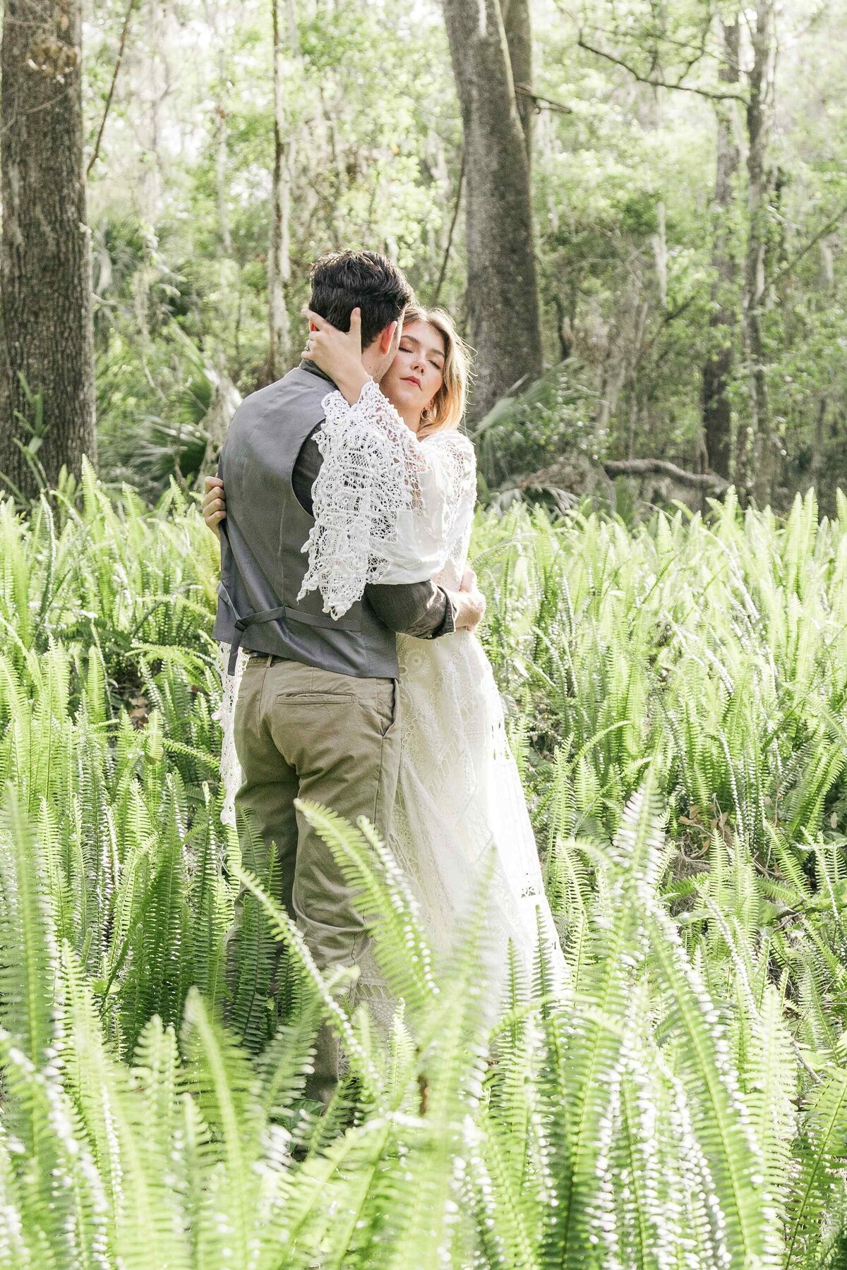 44-bride-groom-in-ferns