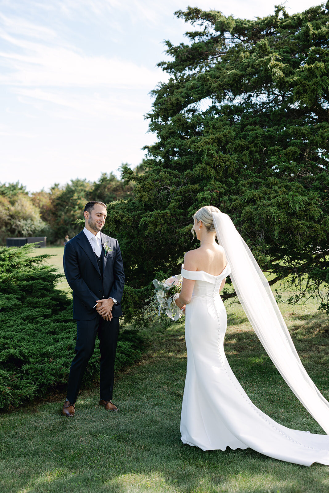 MarthasVineyardWedding_KenzieMatt_FirstLookandBeach_SamBrooks-12