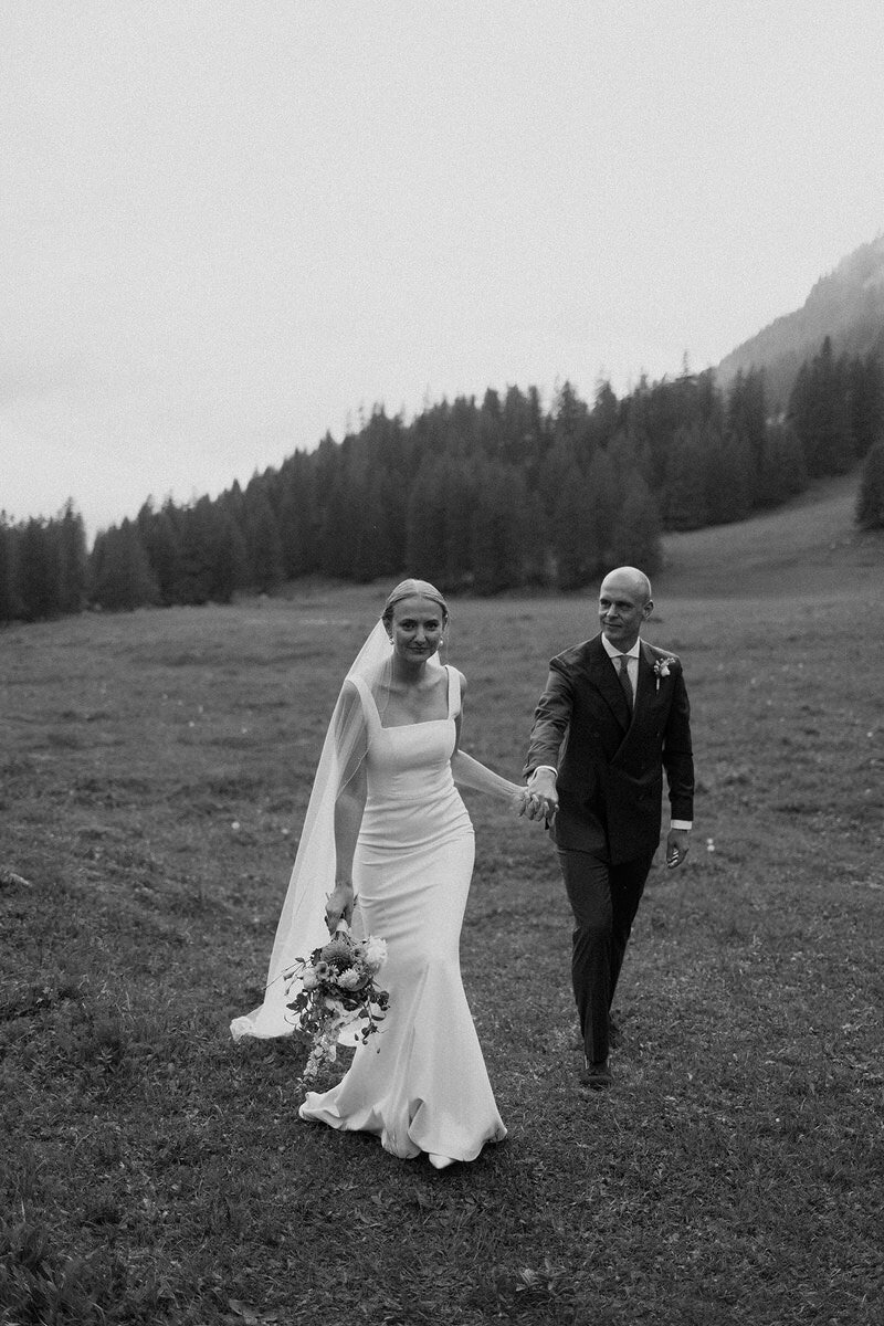 wedding-couple-portrait-intimate-walking-laurianevega