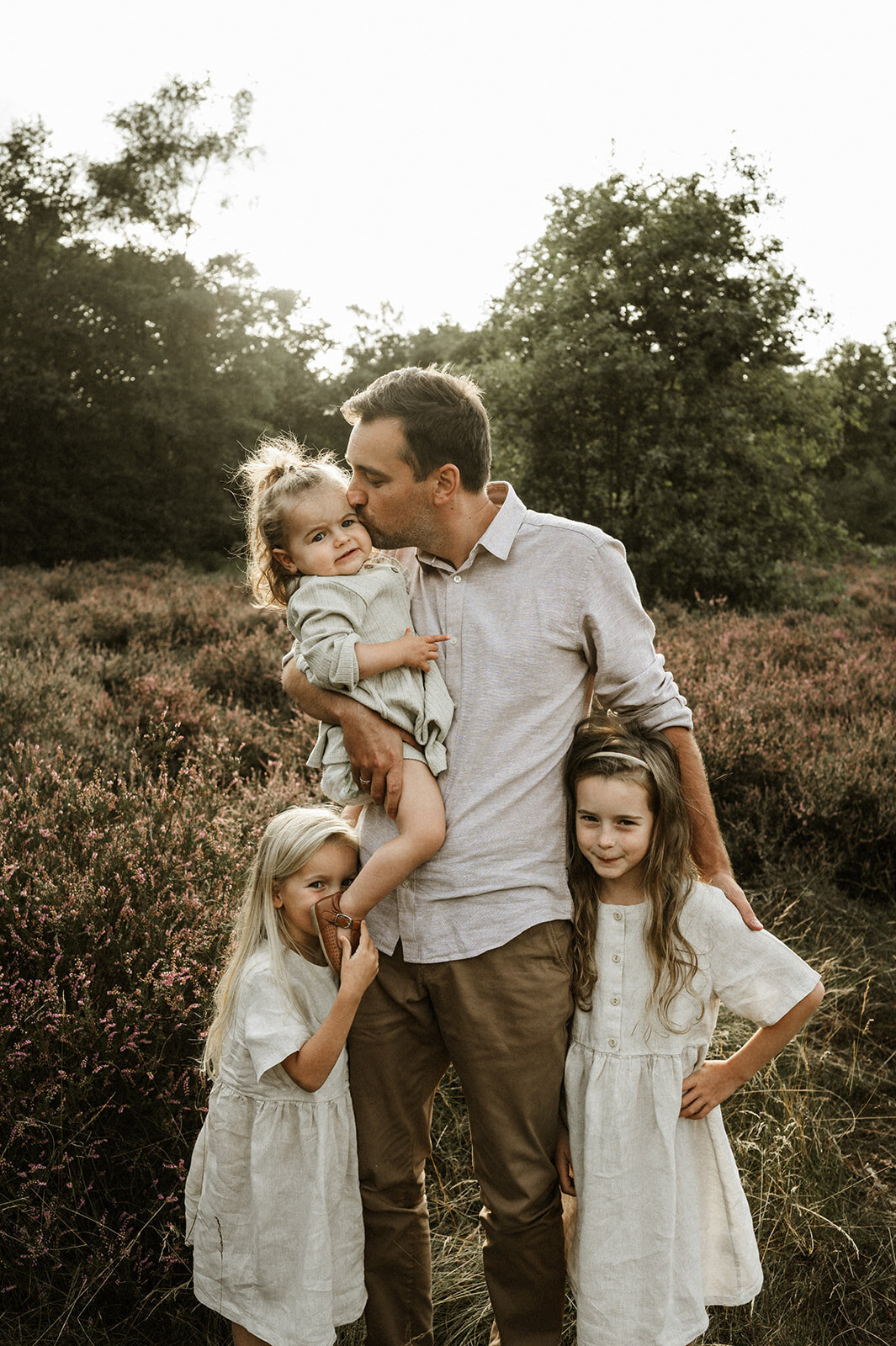 Gezinsfotografie in Nijlen tijdens golden hour – pure, spontane momenten vastgelegd in de heide.