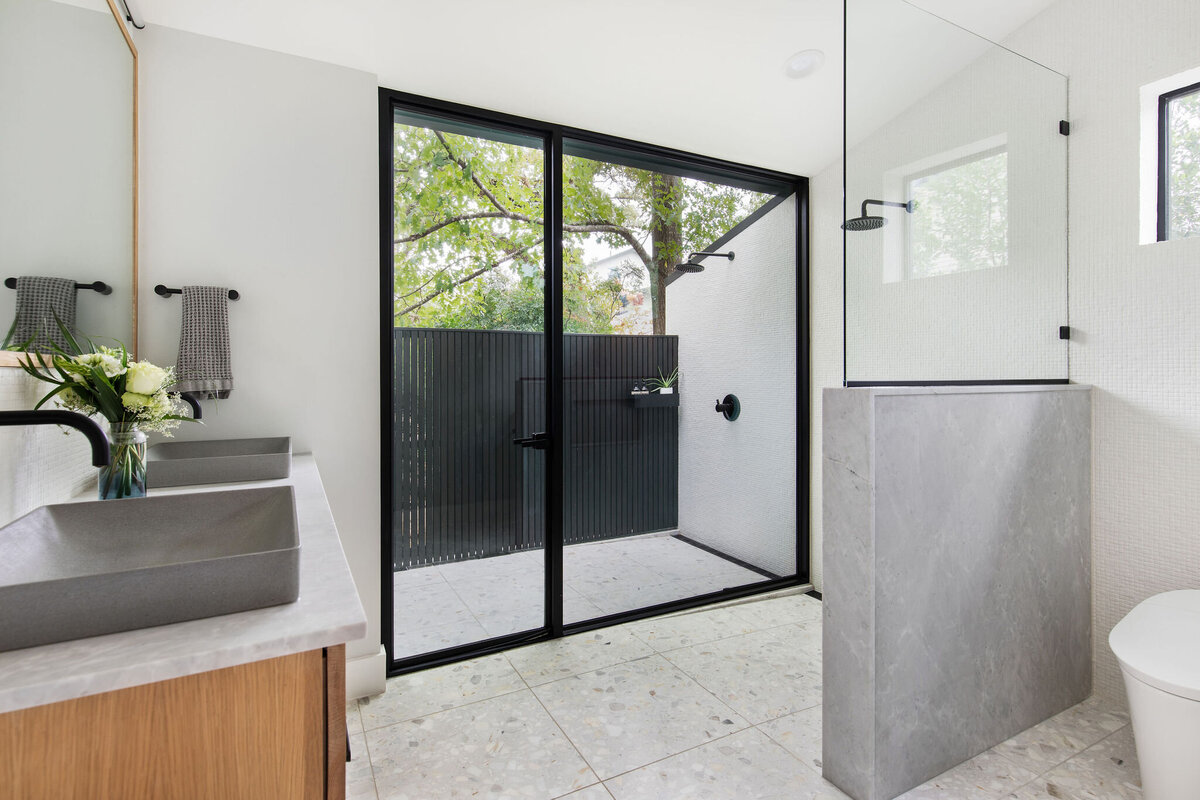 hello-home-modern-bathroom-outdoor-shower-design-austin-luxury-home-interior-1