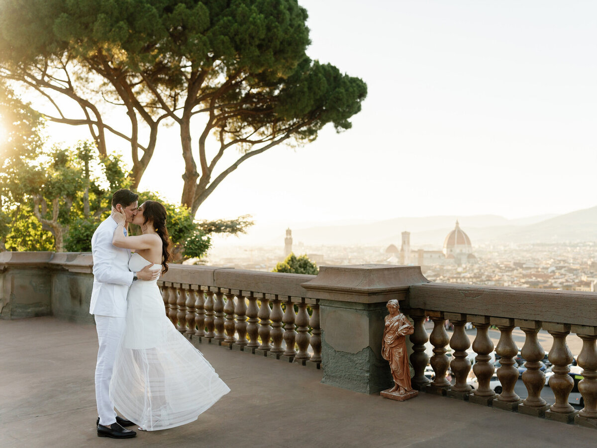 25-Couple-Portrait-with-Tuscan-Views