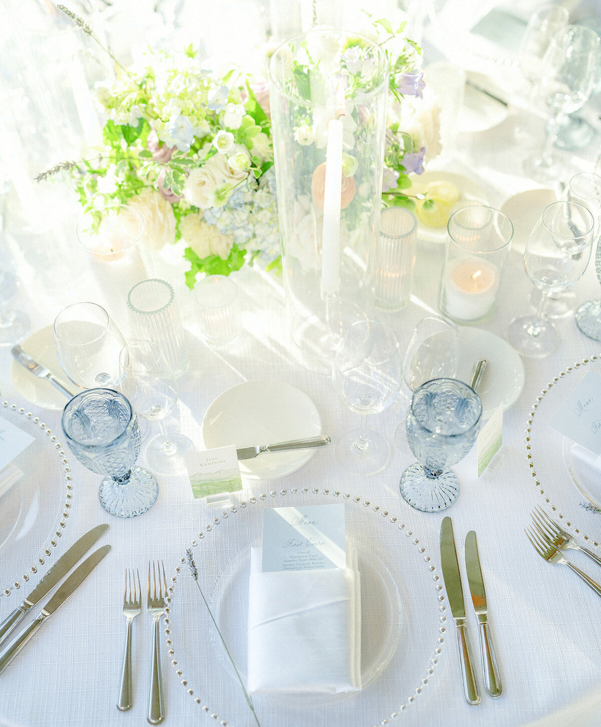 placesetting-overview-blue-water-glasses