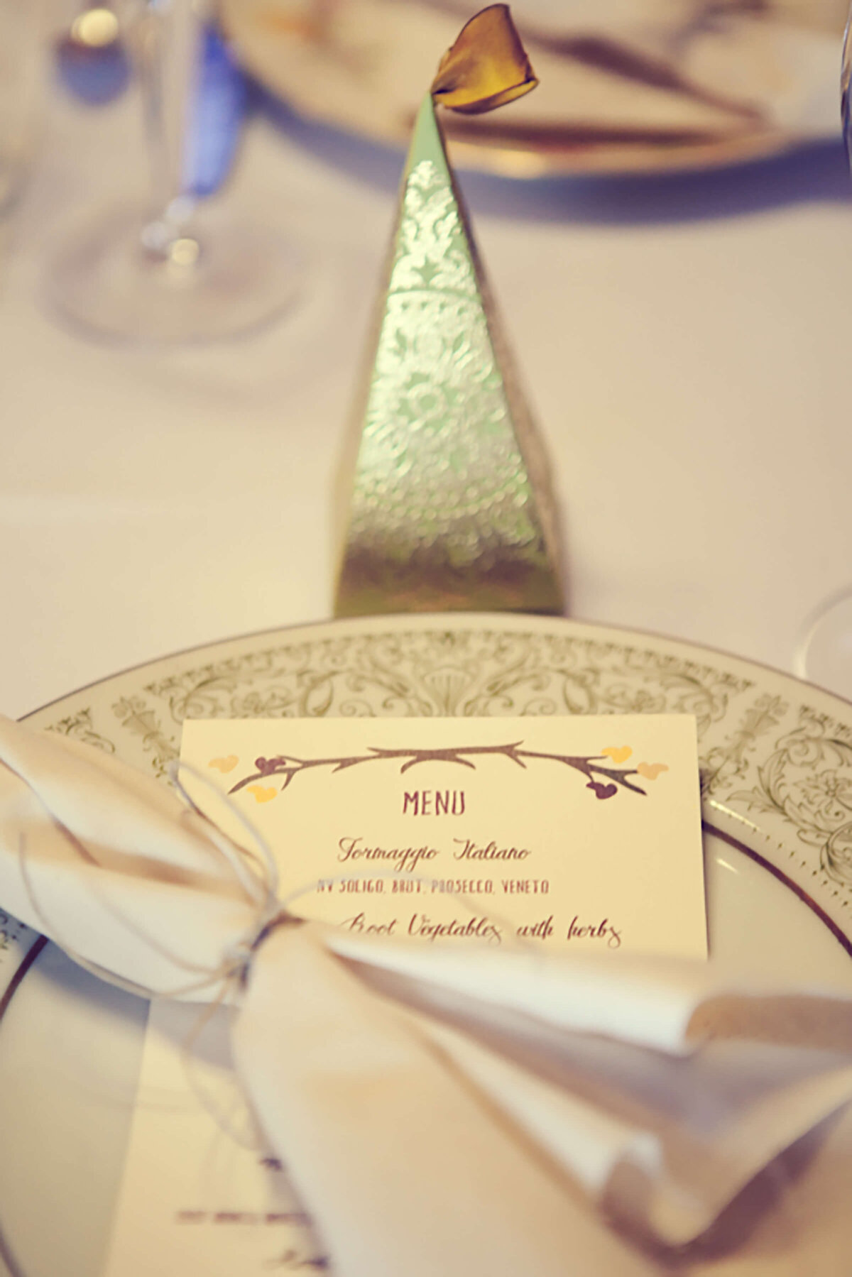whimsical-cabin-menu-card-wedding-ampersandink