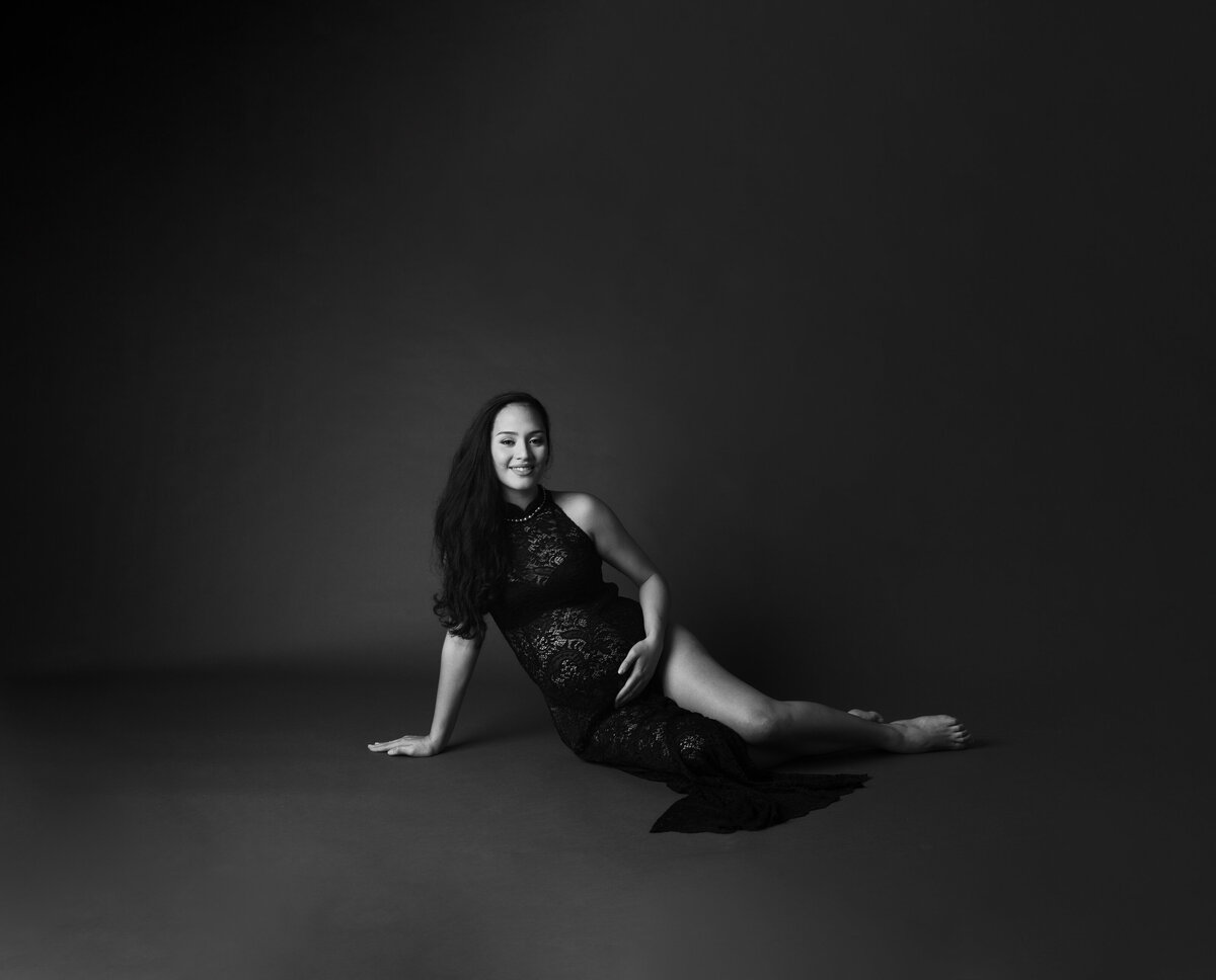 Photo-Grossesse-Femme-enceinte-noir-blanc-elegant-studio-flash-2