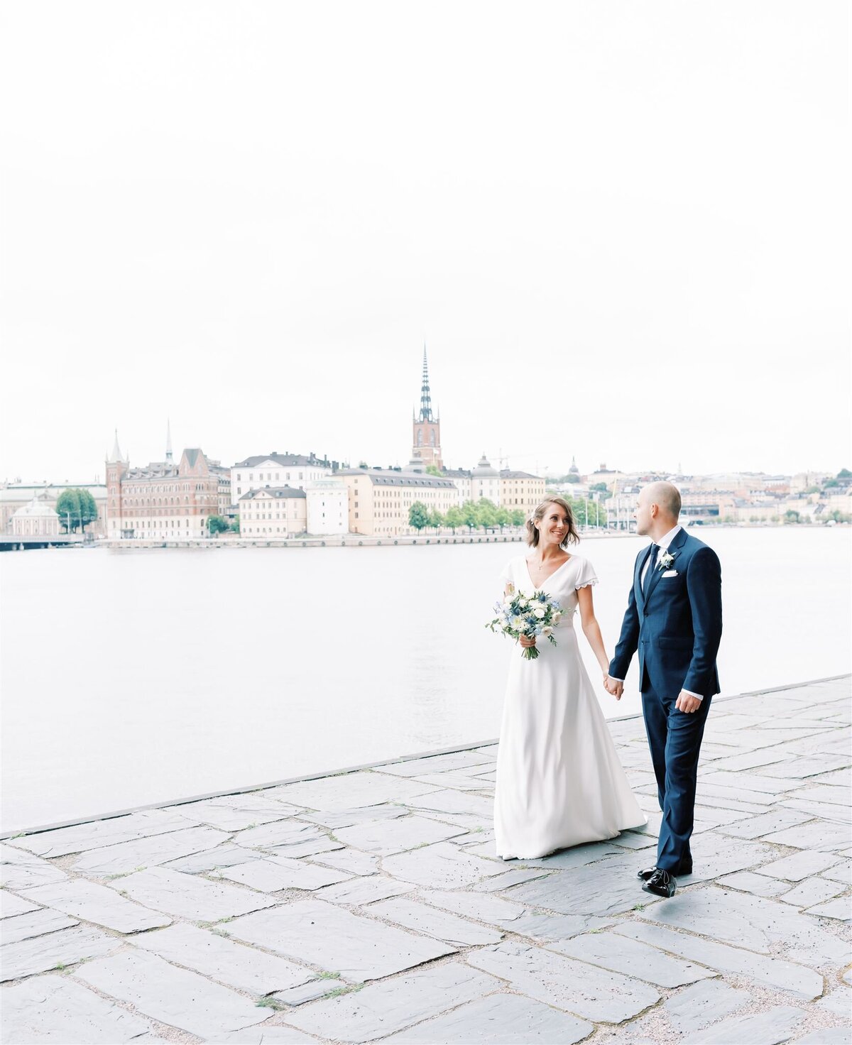 Bröllopsfotograf i Stockholm helloalora Anna Lundgren brudpar porträtt Stockholms Stadshus destination trädgårdbröllop på Rosendals Wärdshus Kungliga Djurgården
