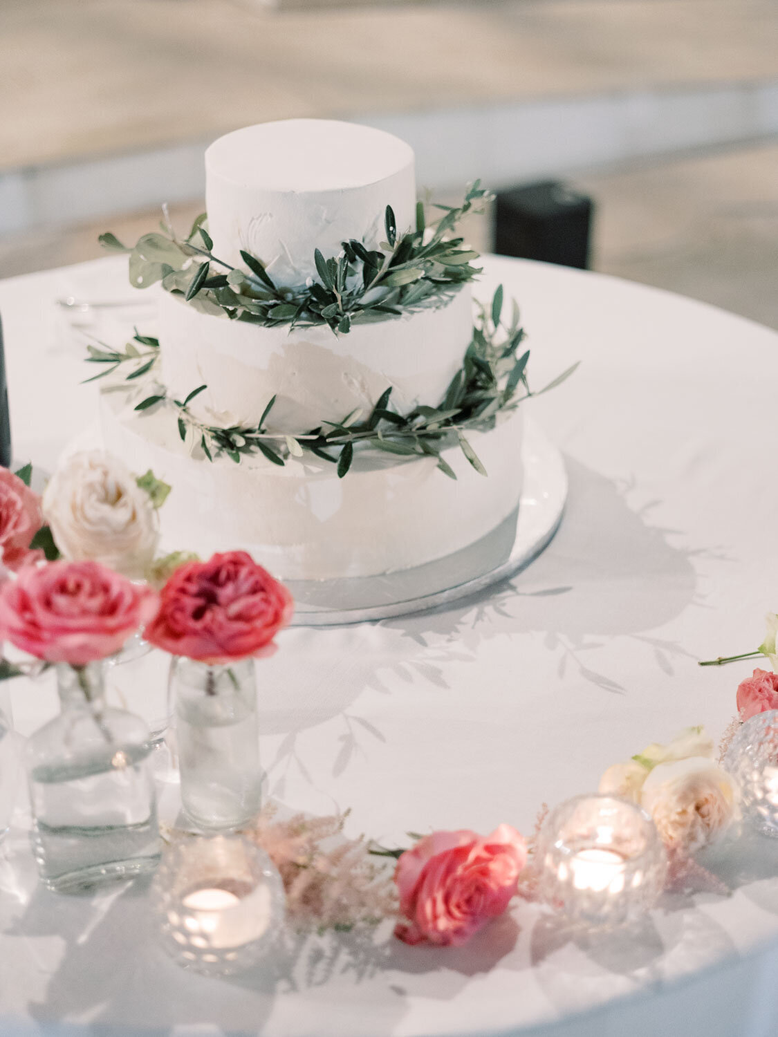 Table setting in Villa Mon Repos from Luana Aloi