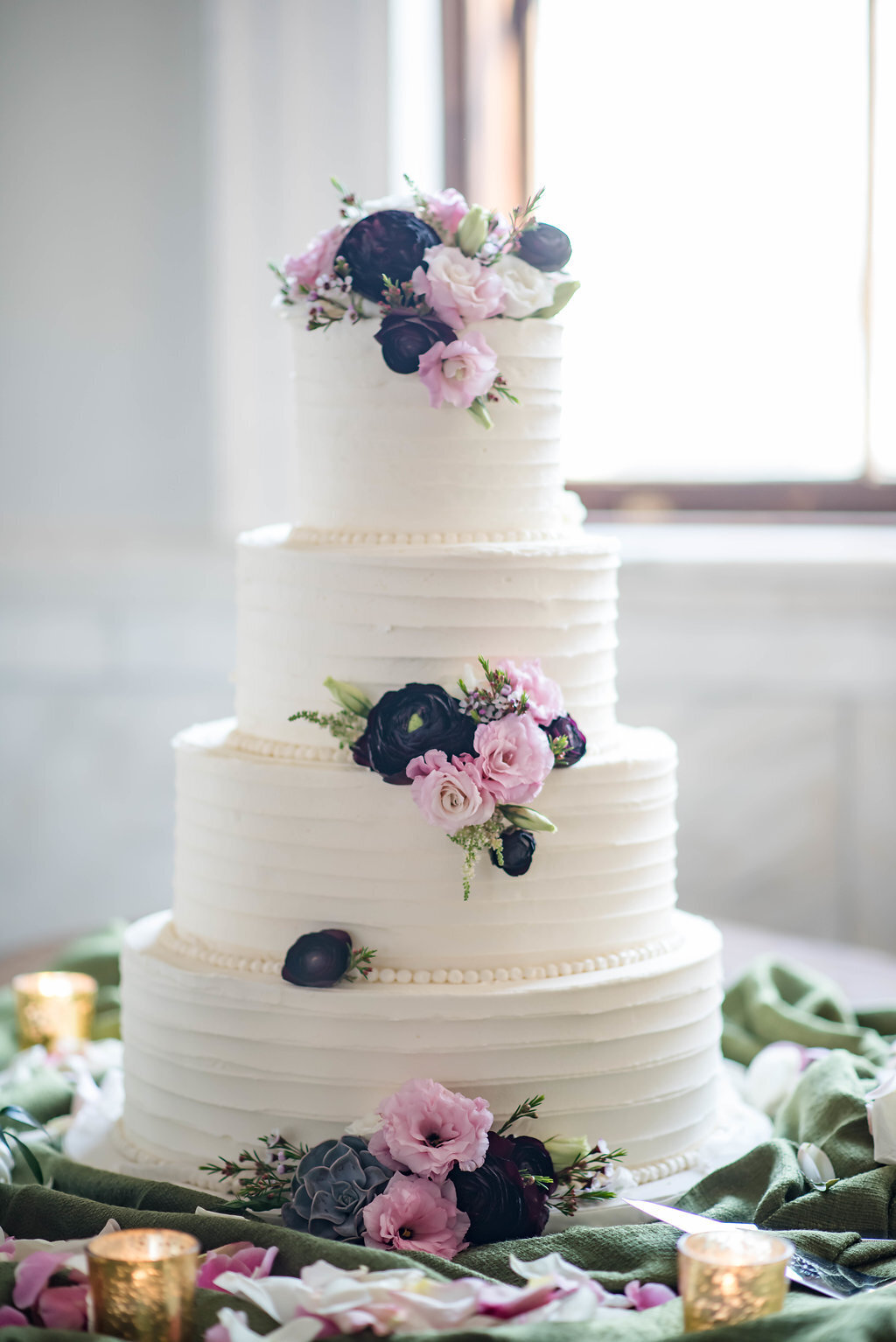 Wedding-Cake-with-Fresh-Flowers-Janel-Elise-Events