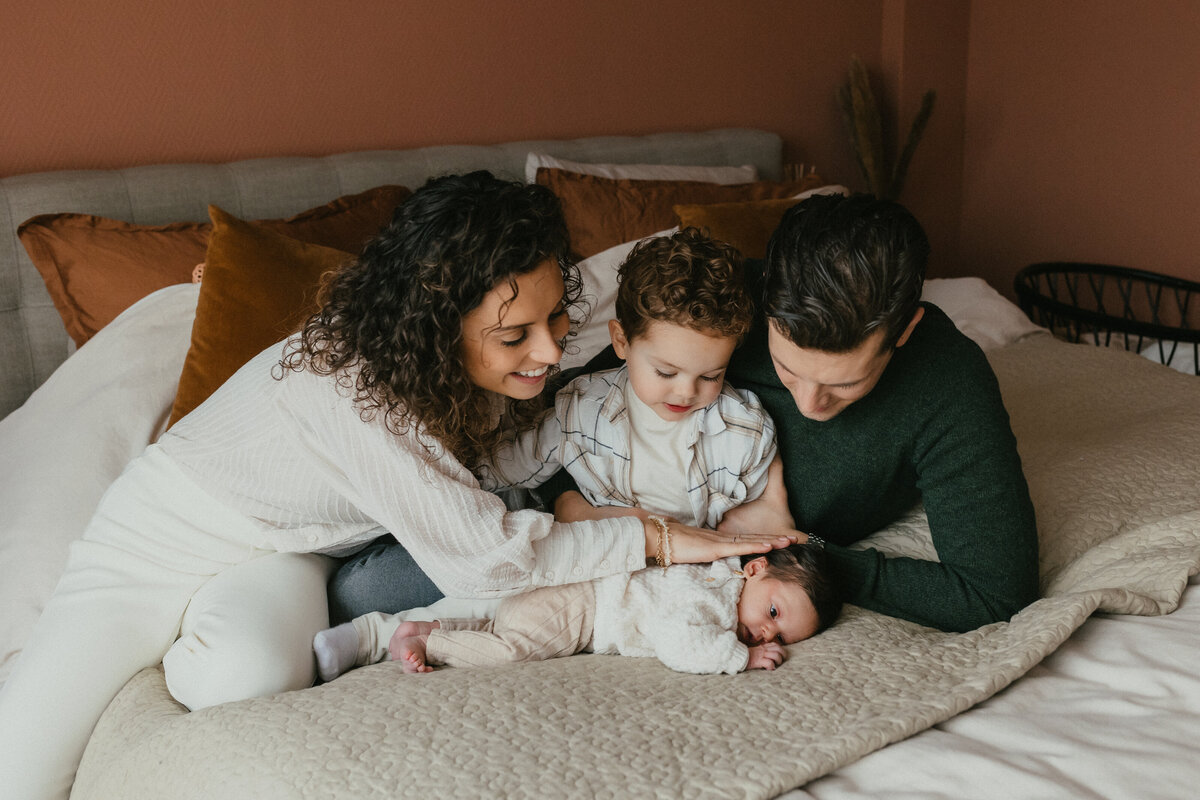Newborn baby fotoshoot thuis bed gezin