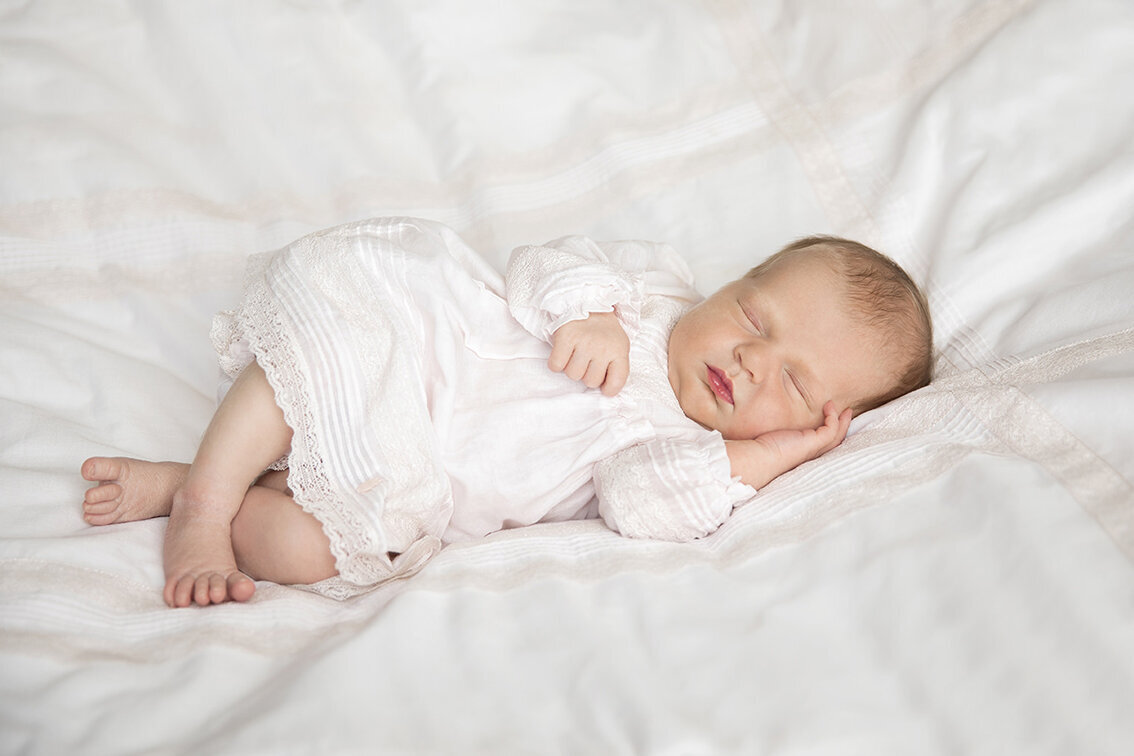 jentebaby-nyfødt-nyfødtfoto-nyfødtfotograf-babydior-studio-nyfødtfotografoslo-studioelisenberg