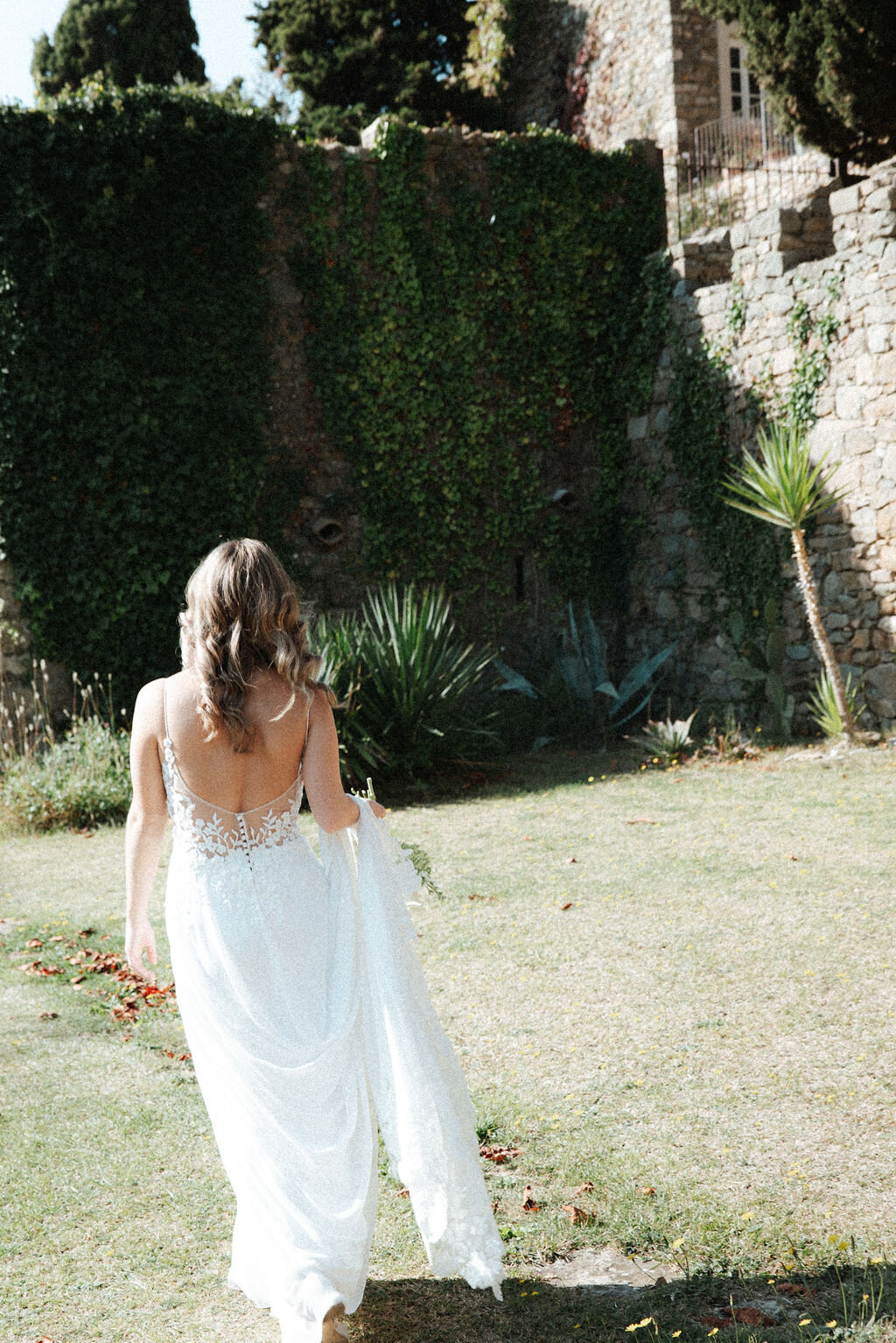 bride-and-bridesmaids-garden-chateau-d-agel4