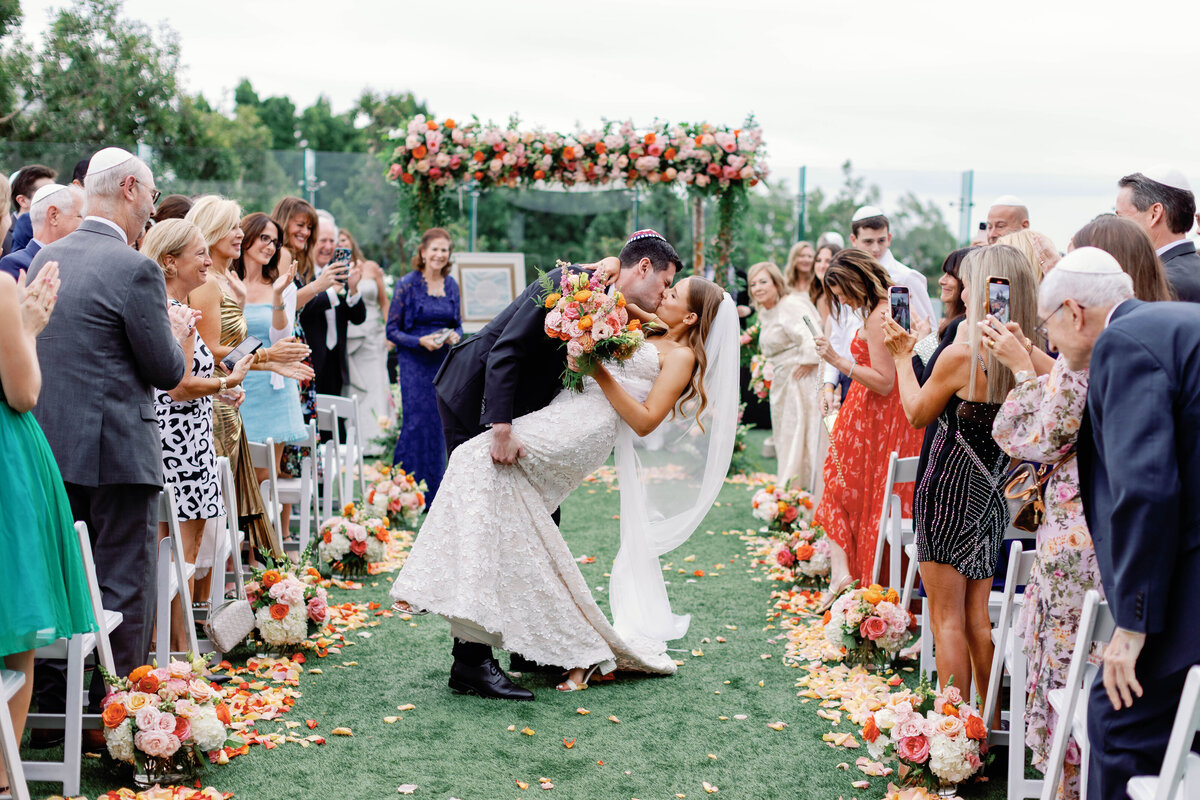 aisle-kiss-at-the-london-roof-top-west-hollywood