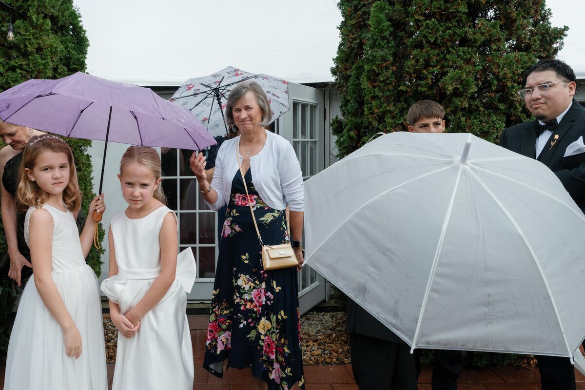 wedding-guests-in-between-moments-family-formals