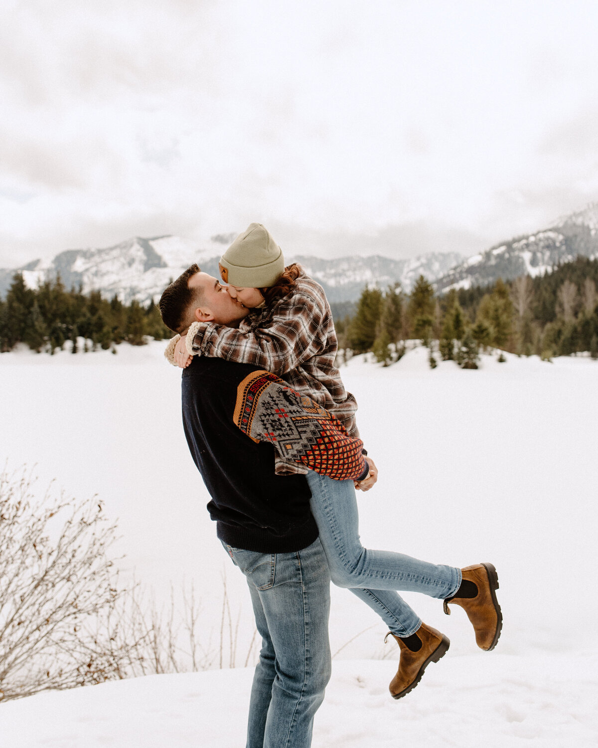 gold_creek_pond_snoqualmie_pass_winter_engagement_session_2