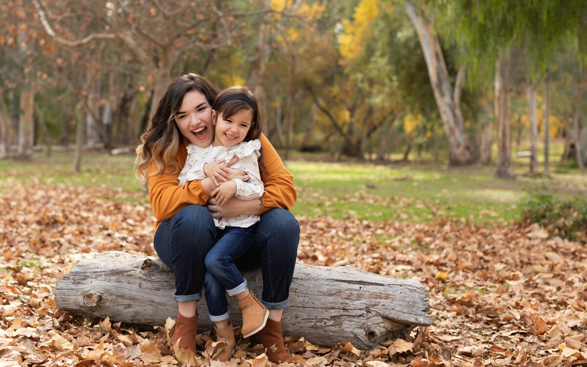 OUTDOOR FAMILY PHOTOGRAPHY WITH MOTHER AND CHILD