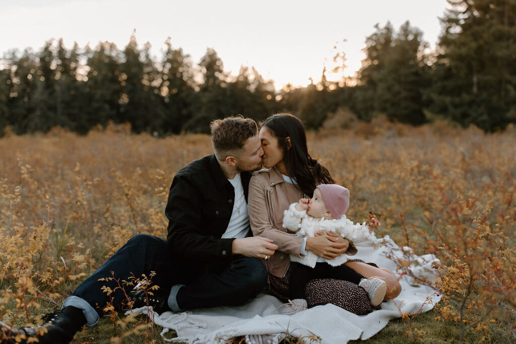 TaylorMariePhotoLiz+BrettRathtrevorBeachParksville-1-17