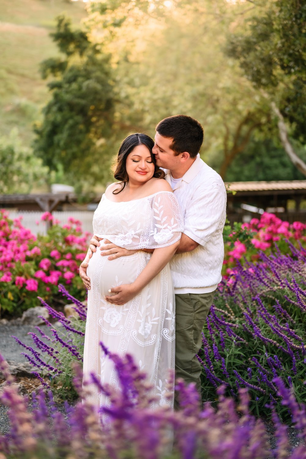 pregnant-mom-white-dress