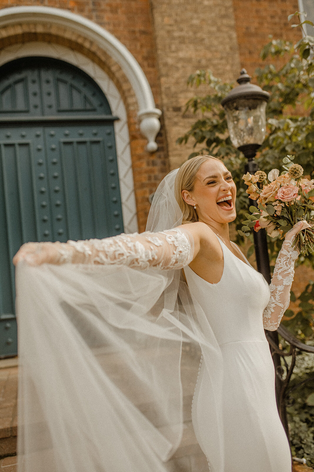 b-niagara-on-the-lake-124-on-queen-wedding-bride-bridesmaids-first-look-10