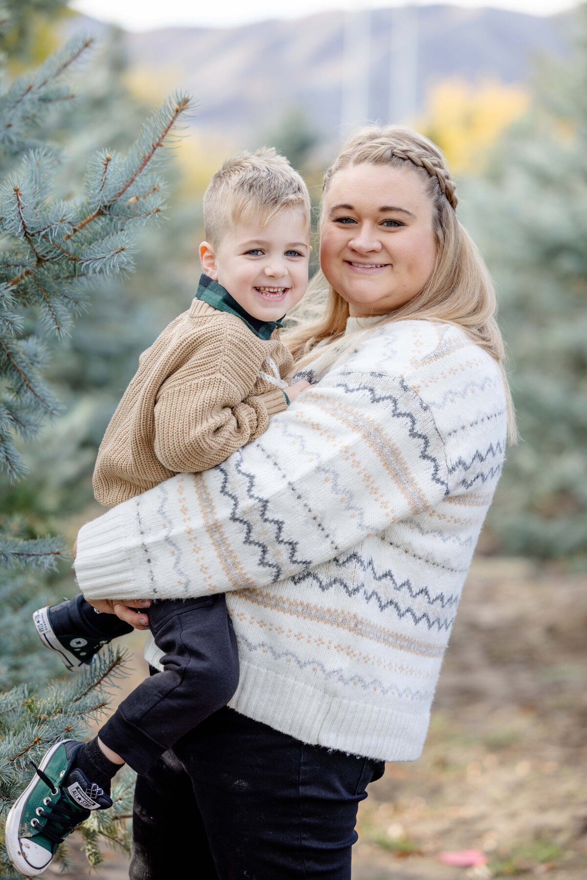 Utah-County-UT-Christmas-Tree-Farm-Mini-Session-Magnolia-and-Grace-Photography-Co-AshbyilyinJ-# (1)-38