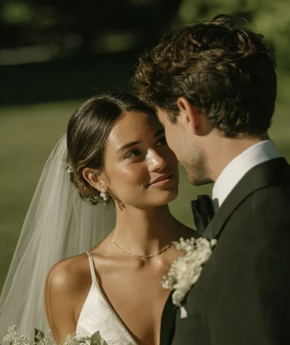 u8487914977_the_bride_and_groom_are_gazing_at_each_other._the_b182e6df-8ef9-4f04-b8fe-960e6ac8a0d7_2