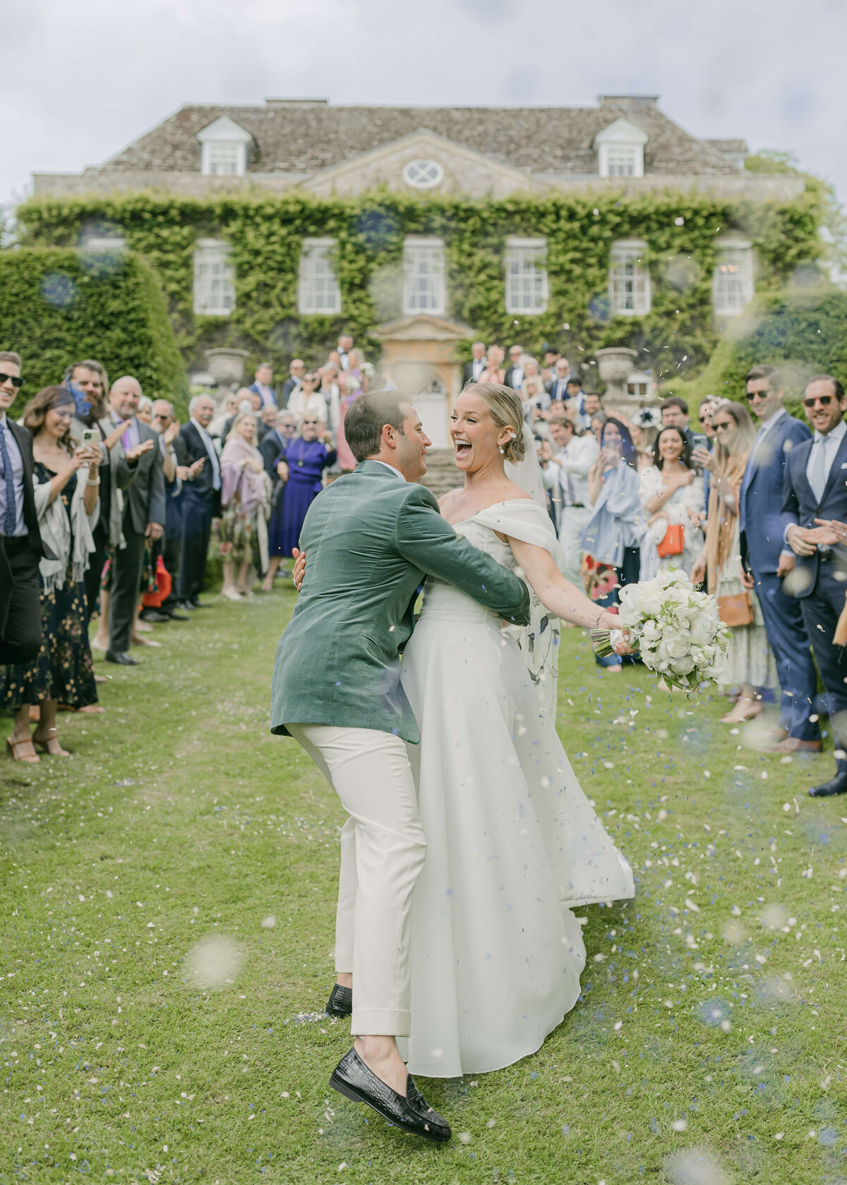 chloe-winstanley-weddings-cotswolds-cornwell-manor-confetti-couple