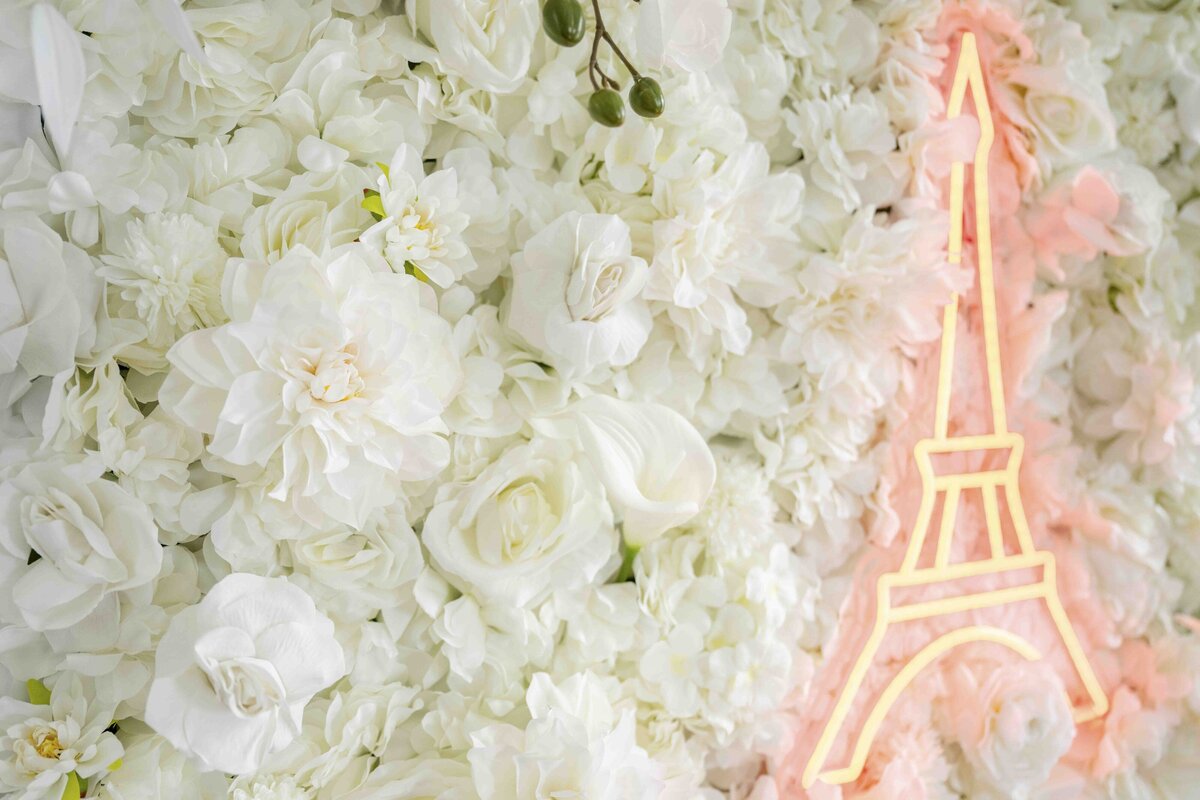 Bouquet of flowers with eiffel tower light