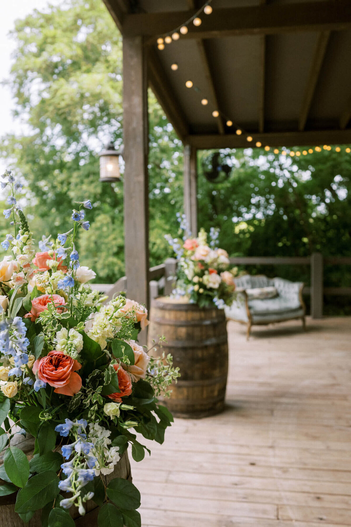 barn-reception-decor-on-barrels