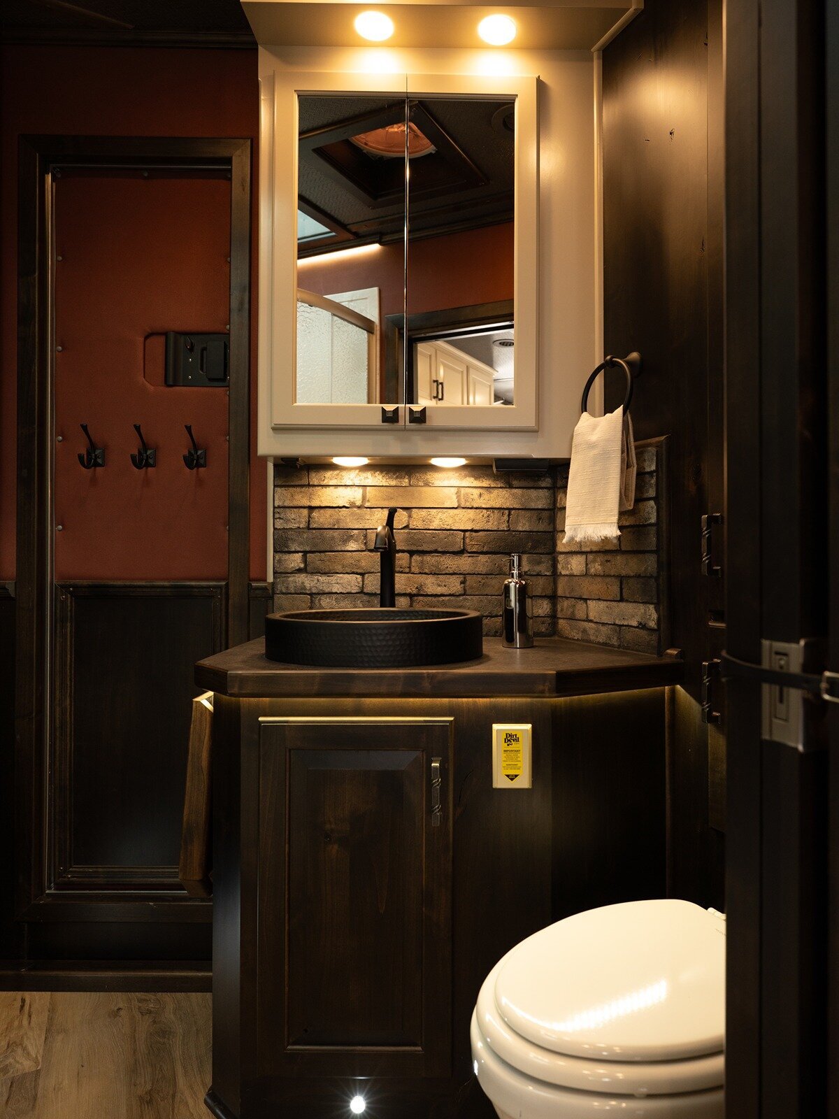 bloomer-trailer-interior-missouri-19