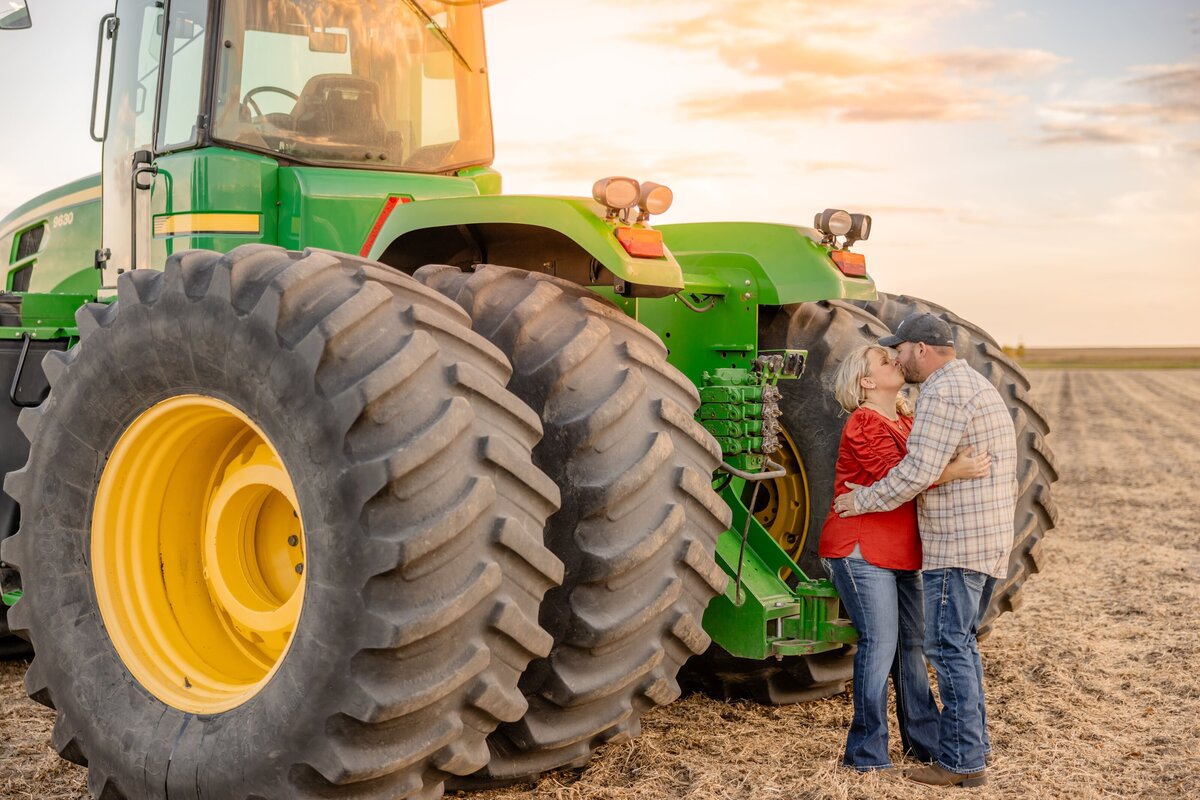 Christa & Colton Engagement Photo - DVX10106